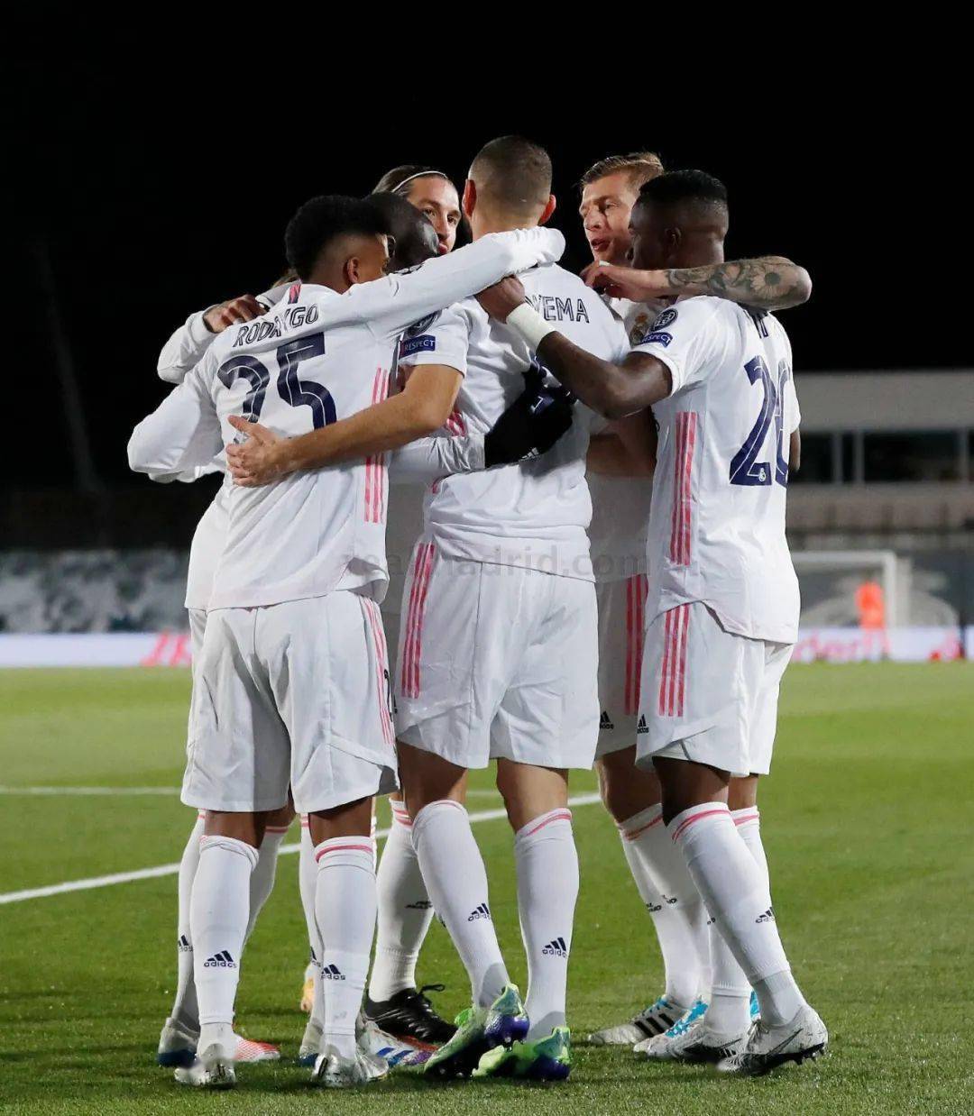 门兴格拉德巴赫迎欧冠关键赛；今晚豪取连胜；态度坚定；临场指挥获称赞的简单介绍